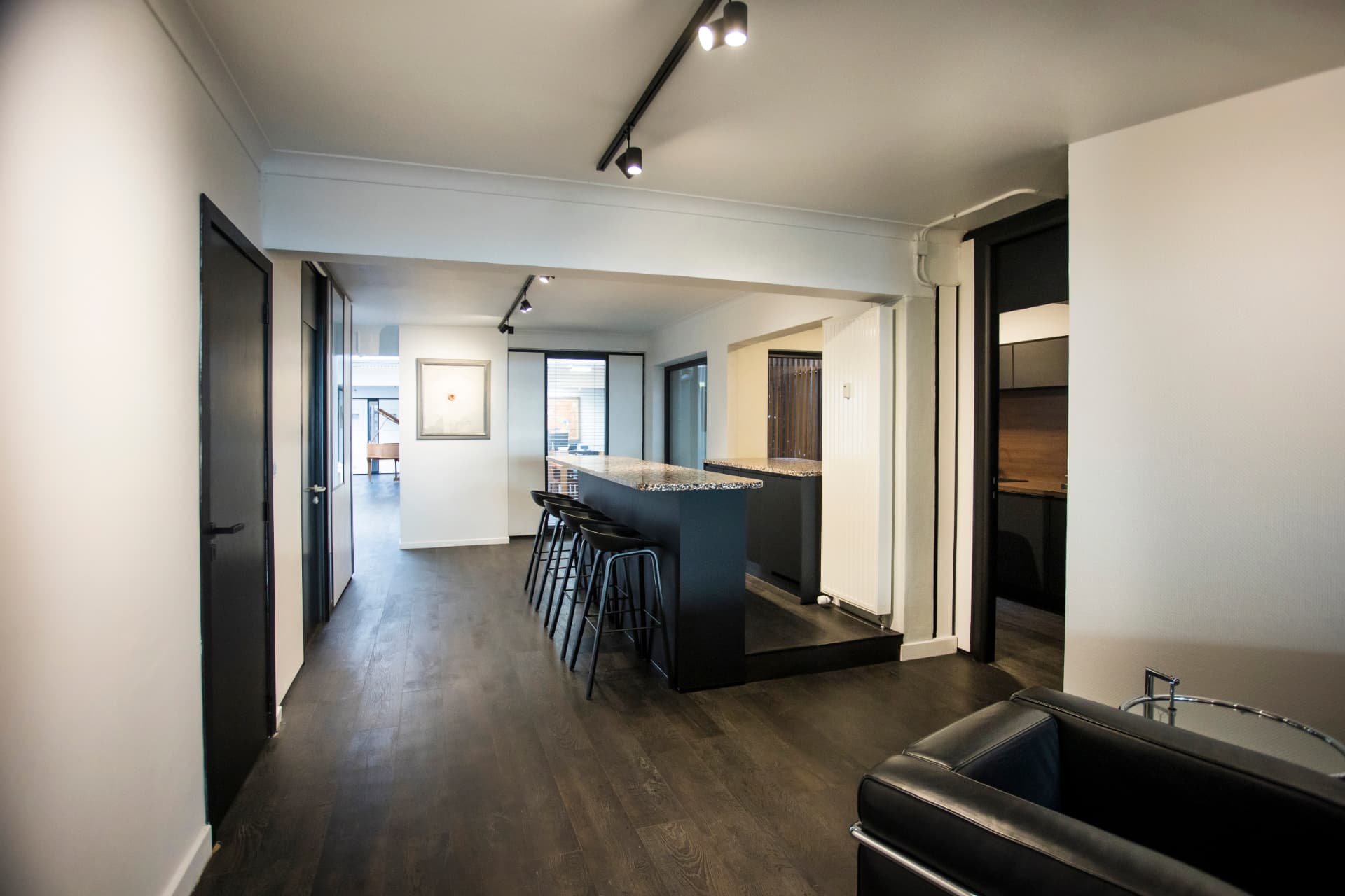 Couloir et espace bar de l'étude notariale à Liège
